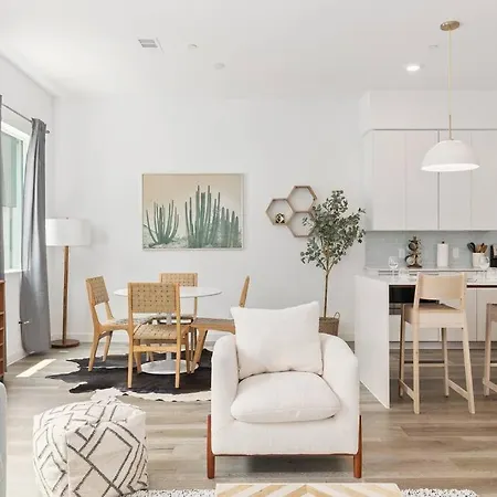 Deluxe 2-Bed Townhome Close To Everything!